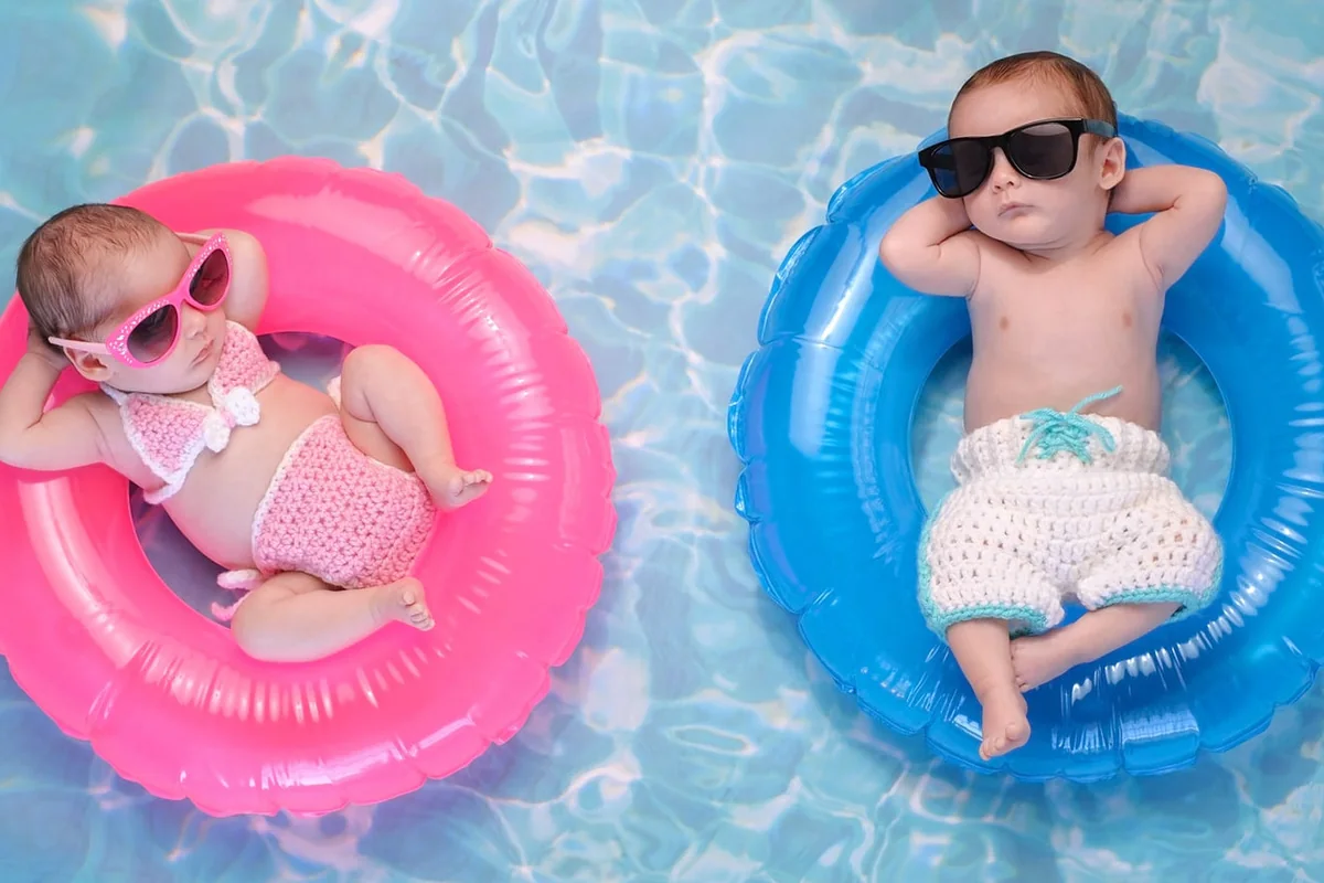 Un père accompagne son jeune enfant pendant une séance à la piscine