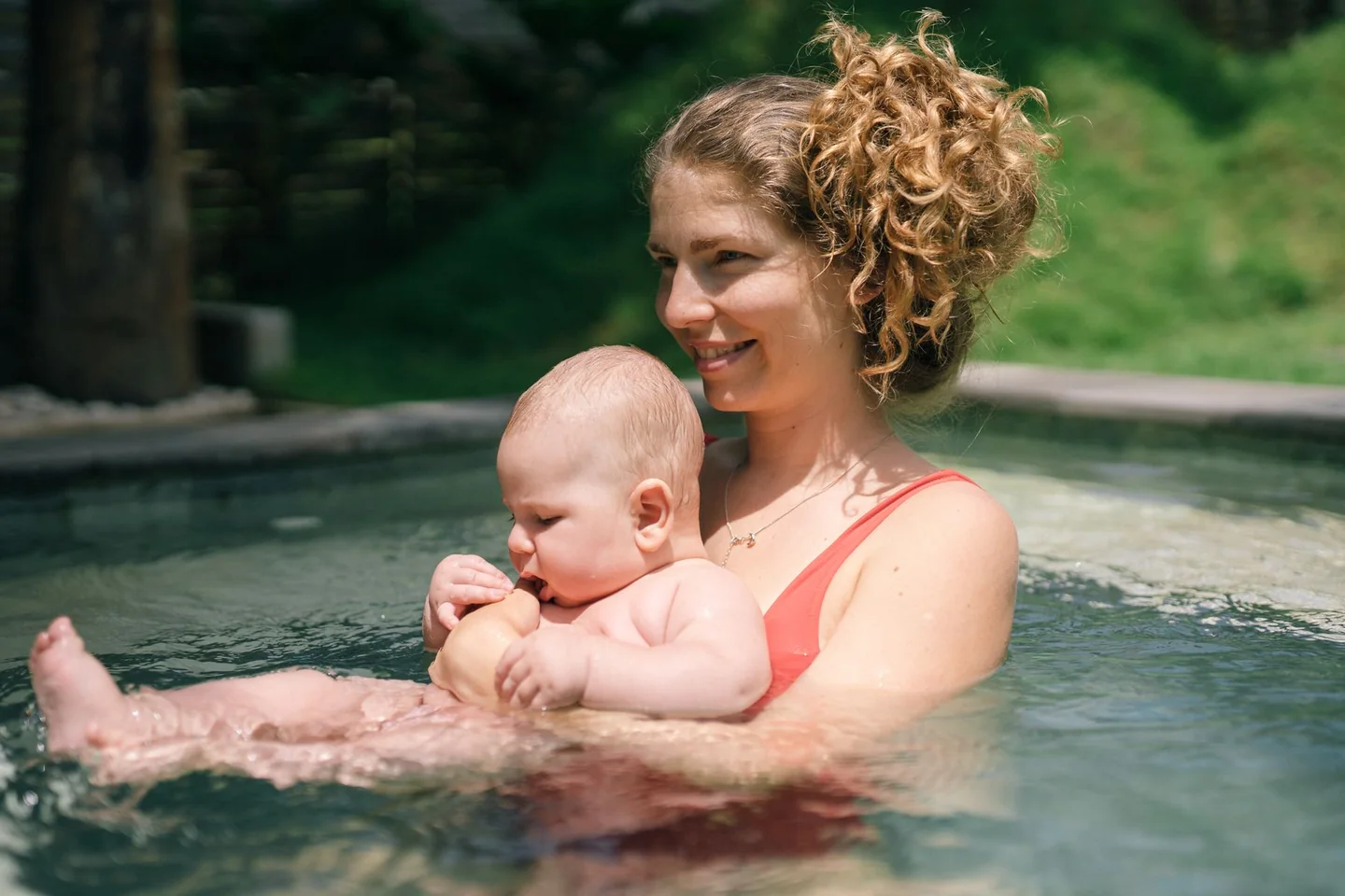 Mère accompagnant son bébé pendant une séance en piscine