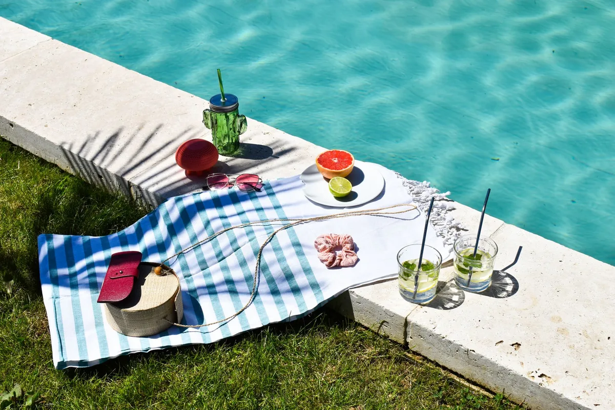 Accessoires de piscine préparés avant la baignade